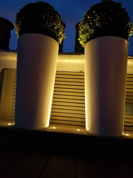 Tall cylindrical planters uplift with LED lighting Paul Newman Landscapes Balcones y terrazas modernos