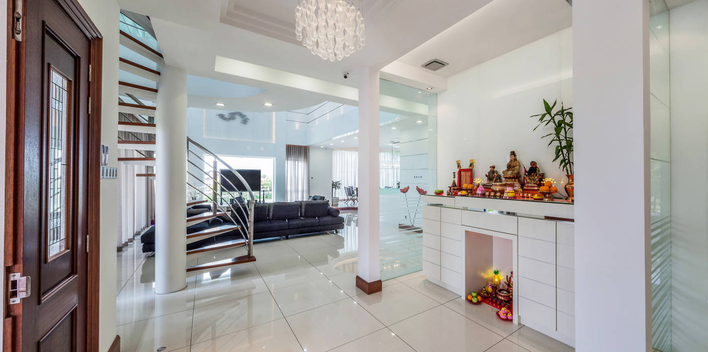 Majestic Contemporary | BUNGALOW , Design Spirits Design Spirits Minimalist corridor, hallway & stairs