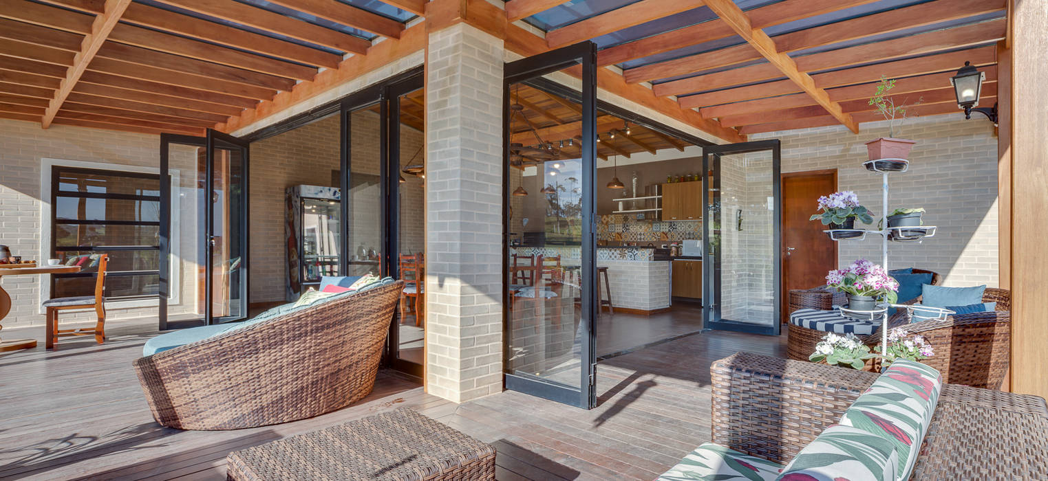 Casa de Campo, Juliana Lahóz Arquitetura Juliana Lahóz Arquitetura Balcone, Veranda & Terrazza in stile rurale