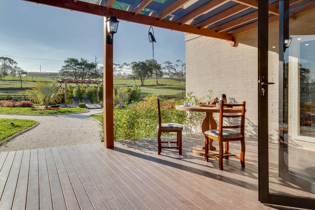 Casa de Campo, Juliana Lahóz Arquitetura Juliana Lahóz Arquitetura Country style balcony, veranda & terrace