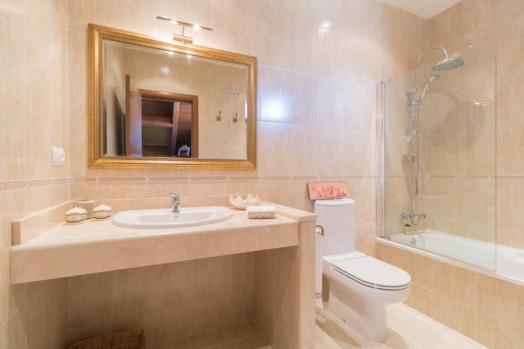 REPORTAJE FOTOGRÁFICO ALQUILER EN SOJUELA, Become a Home Become a Home Phòng tắm phong cách kinh điển