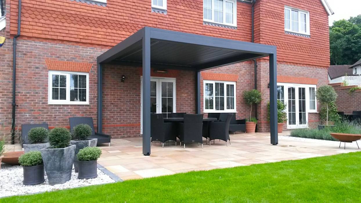 Outdoor Living Pod, Louvered Roof Patio Canopy Installation in Findon, West Sussex. homify Jardins modernos outdoor living pod,louvered,roof,patio,terrace,canopy,garden,room