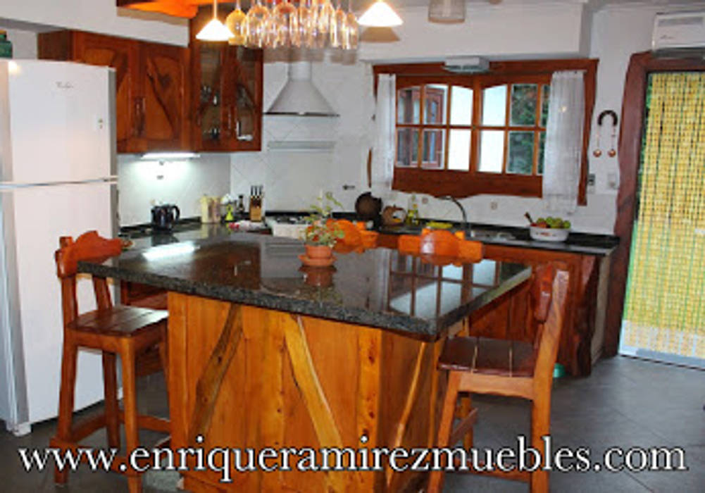 Isla con banquetas altas Enrique Ramirez Muebles artesanales Cocinas rústicas Madera maciza Multicolor isla de cocina,cocina,gabinetes y muebles de cocina,Muebles de cocina