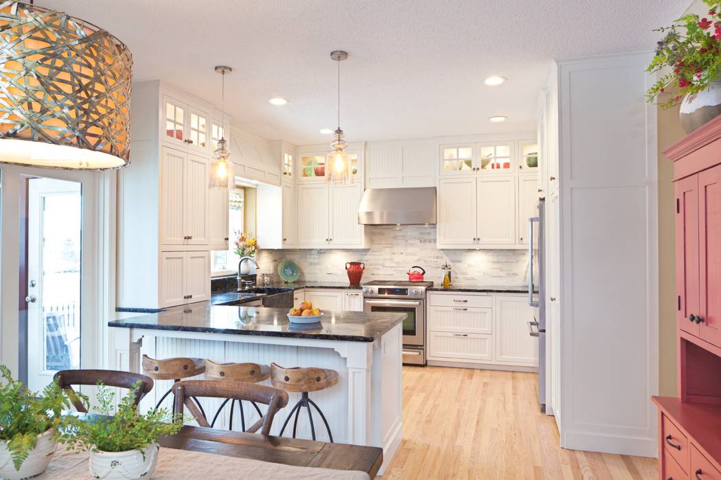 Kitchen & Dining, Gracious Luxury Interiors Gracious Luxury Interiors Country style kitchen Modern,Traditional,Country,Kitchen,Pink,White,white painted wood,wood flooring