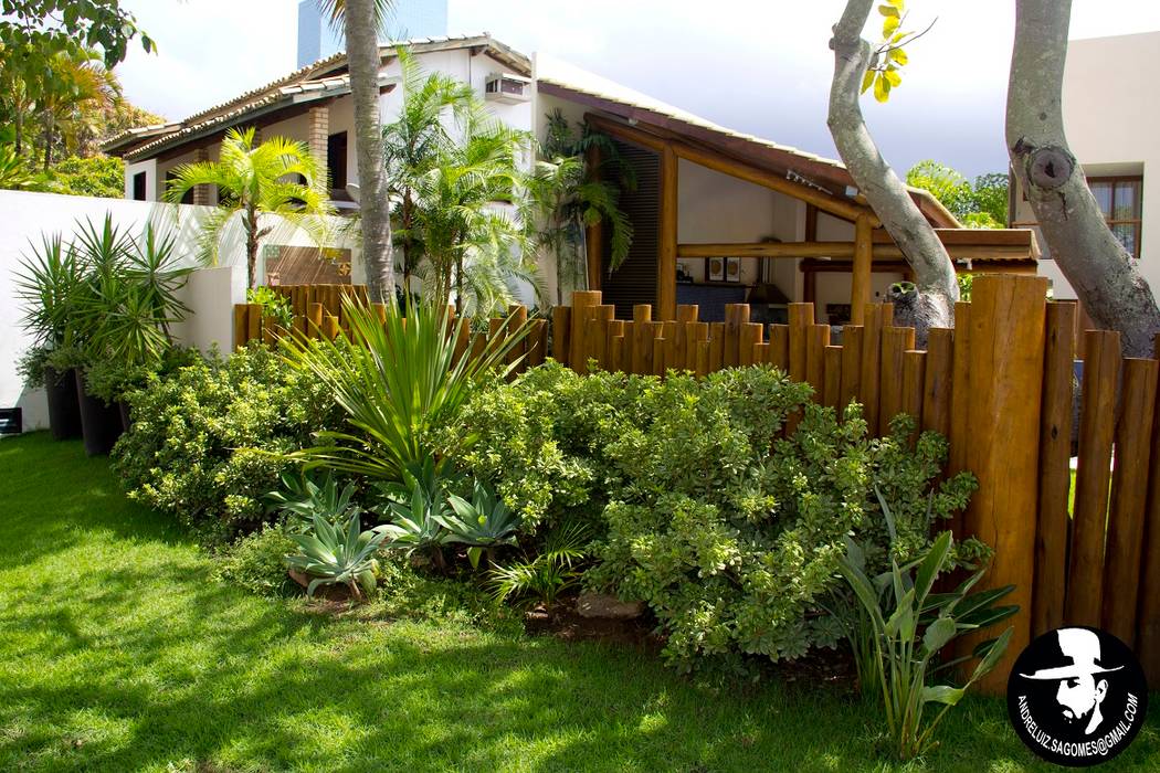 CASA DE PRAIA EM CONDOMINIO - GUARAJUBA / BAHIA, Tânia Póvoa Arquitetura e Decoração Tânia Póvoa Arquitetura e Decoração 庭院 實木 Multicolored