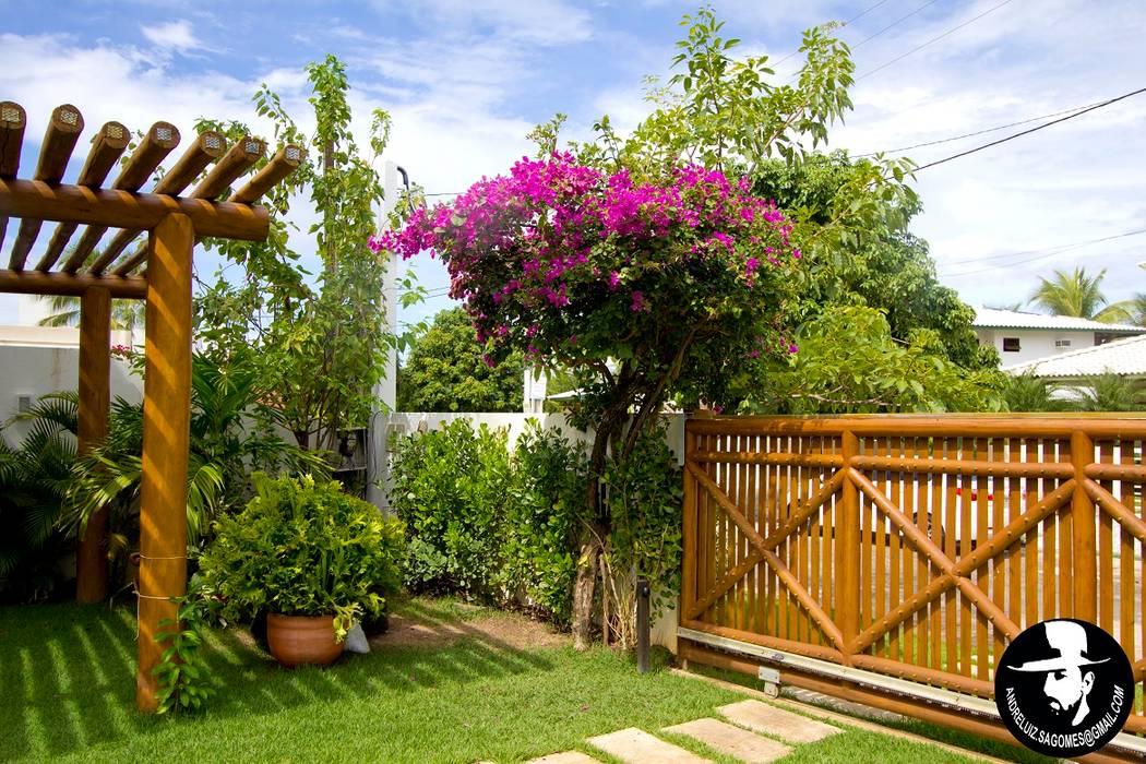 PORTÃO DE ACESSO DOS CARROS Tânia Póvoa Arquitetura e Decoração Garagens e edículas tropicais BOUGANVILLE