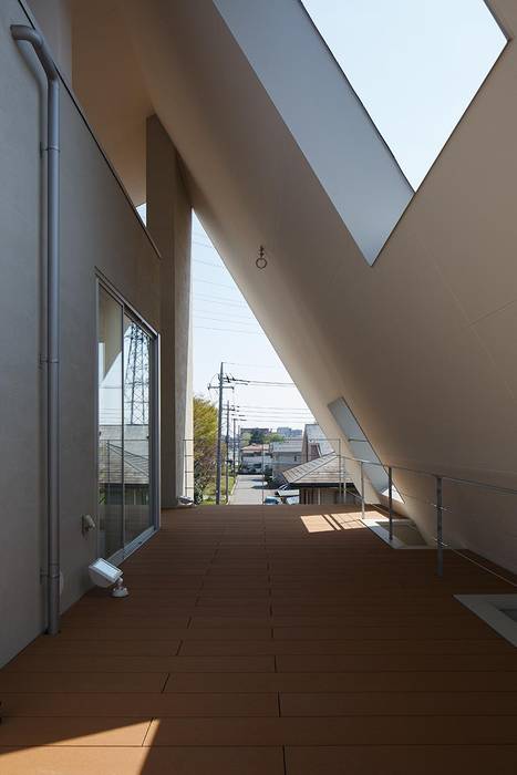 大屋根下のテラス アトリエ慶野正司 ATELIER KEINO SHOJI ARCHITECTS オリジナルデザインの テラス