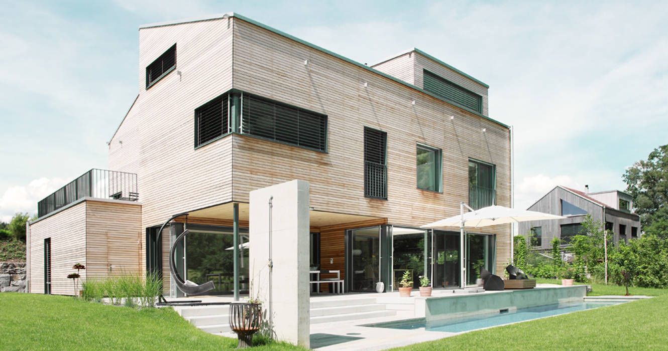 Villa aus Holz am Murtensee, Unica Architektur AG Unica Architektur AG Modern terrace