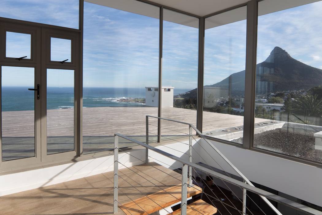 HOUSE I ATLANTIC SEABOARD, CAPE TOWN I MARVIN FARR ARCHITECTS MARVIN FARR ARCHITECTS Modern corridor, hallway & stairs