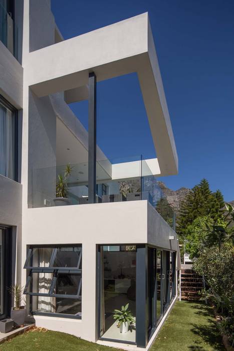 HOUSE I CAMPS BAY, CAPE TOWN I MARVIN FARR ARCHITECTS MARVIN FARR ARCHITECTS Modern terrace