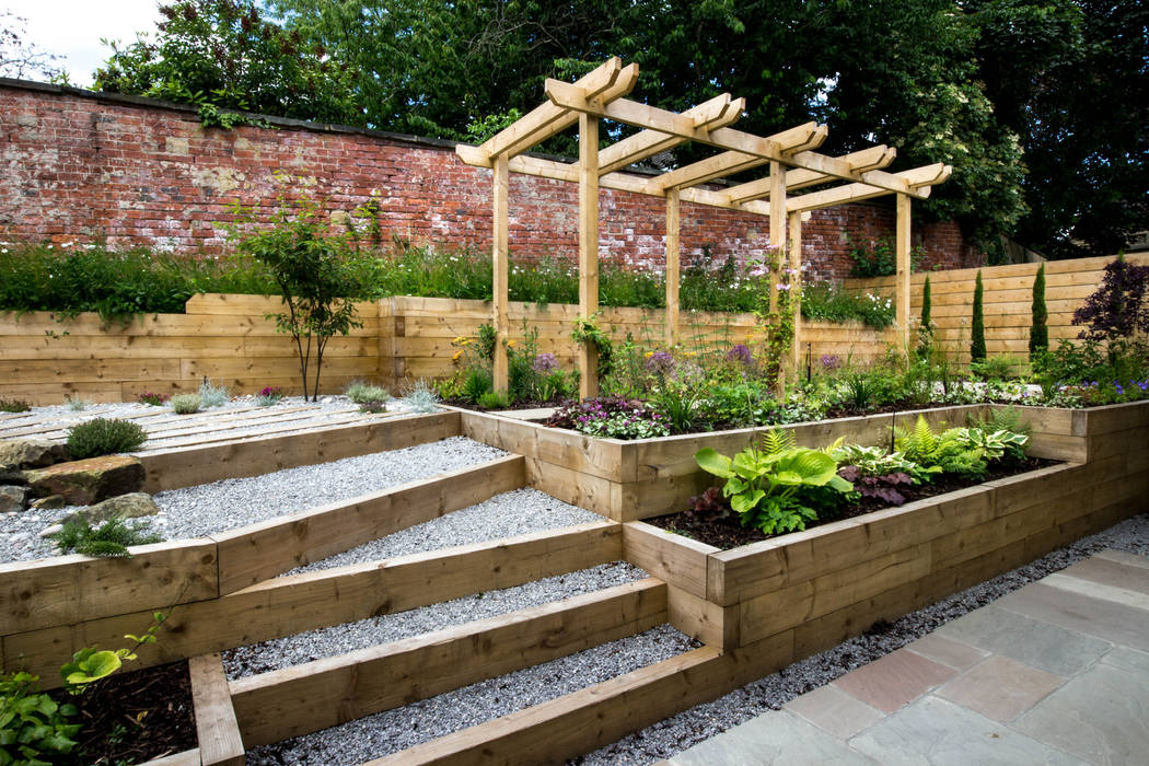 Modern Garden with a rustic twist Yorkshire Gardens Сад в стиле модерн sleepers,railway sleepers,raised beds,pergola