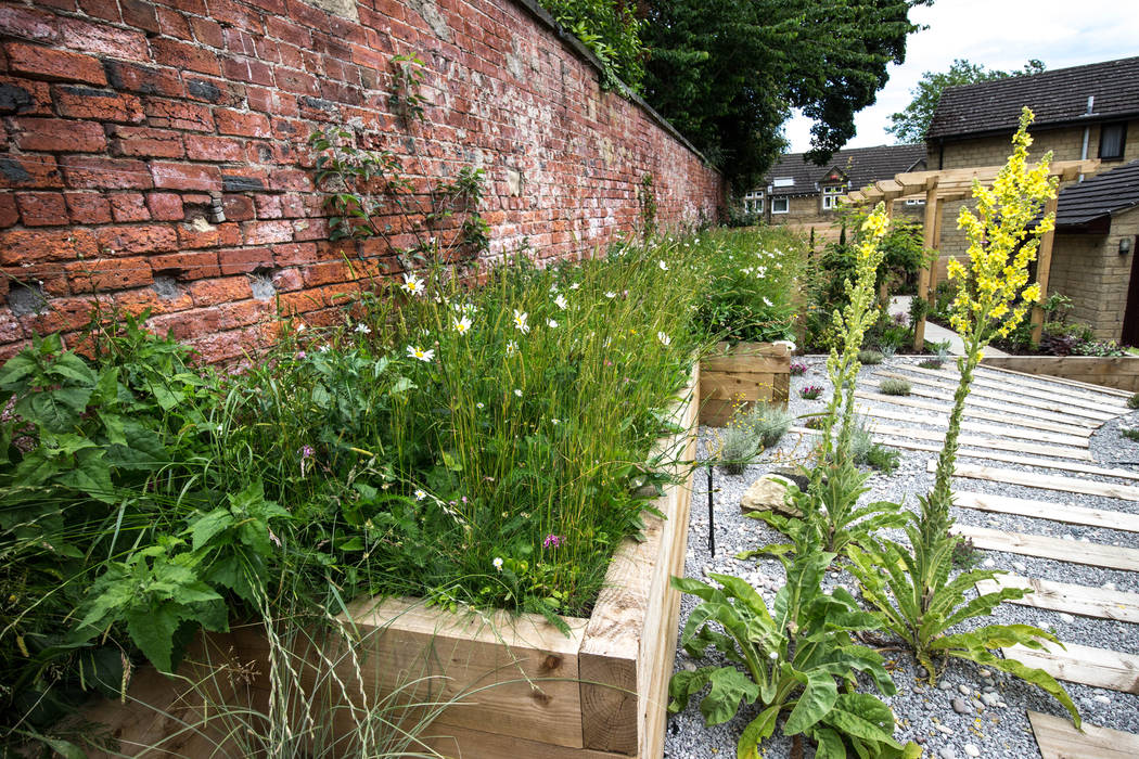 Modern Garden with a rustic twist Yorkshire Gardens Jardin moderne sleepers,raised bed,wildflowers