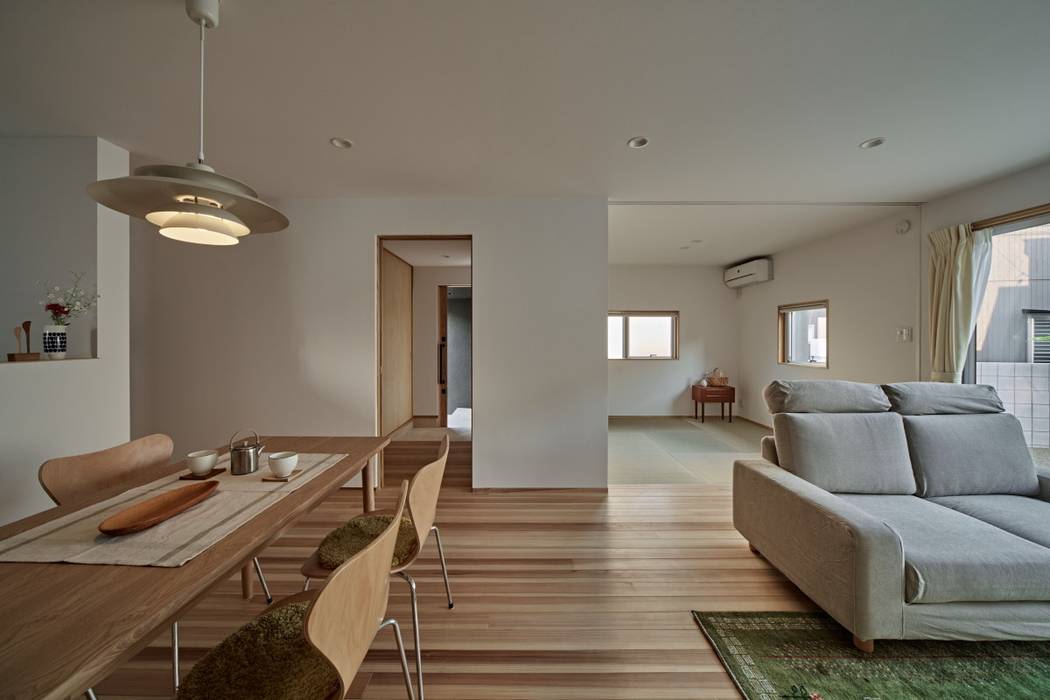 校舎がみえる小さな家, toki Architect design office toki Architect design office Minimalist dining room