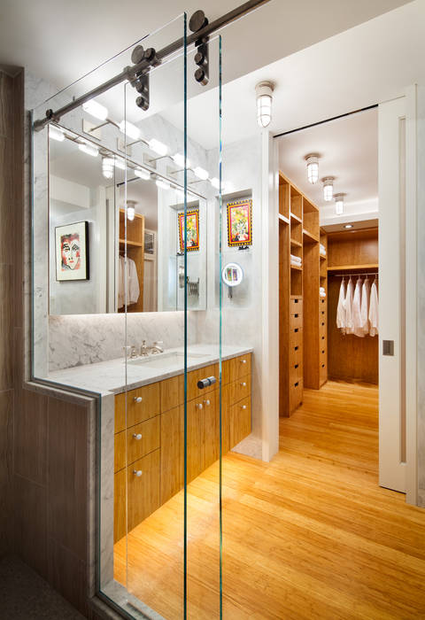 Master Bathroom looking towards to Dressing Area Lilian H. Weinreich Architects Modern bathroom Bamboo Green