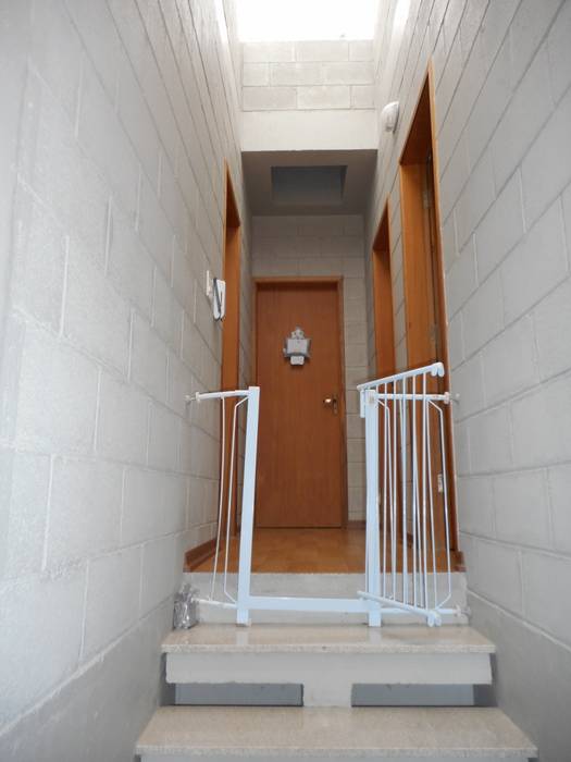 Casa de Bloco Aparente, Metamorfose Arquitetura e Urbanismo Metamorfose Arquitetura e Urbanismo Rustic style corridor, hallway & stairs