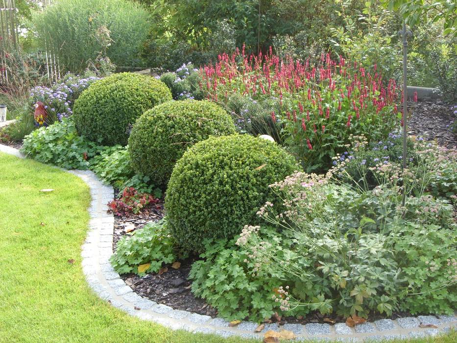 Hausgarten in Coburg - zeitgemäß umgestaltet, KAISER + KAISER - Visionen für Freiräume GbR KAISER + KAISER - Visionen für Freiräume GbR Taman Modern Plants & flowers