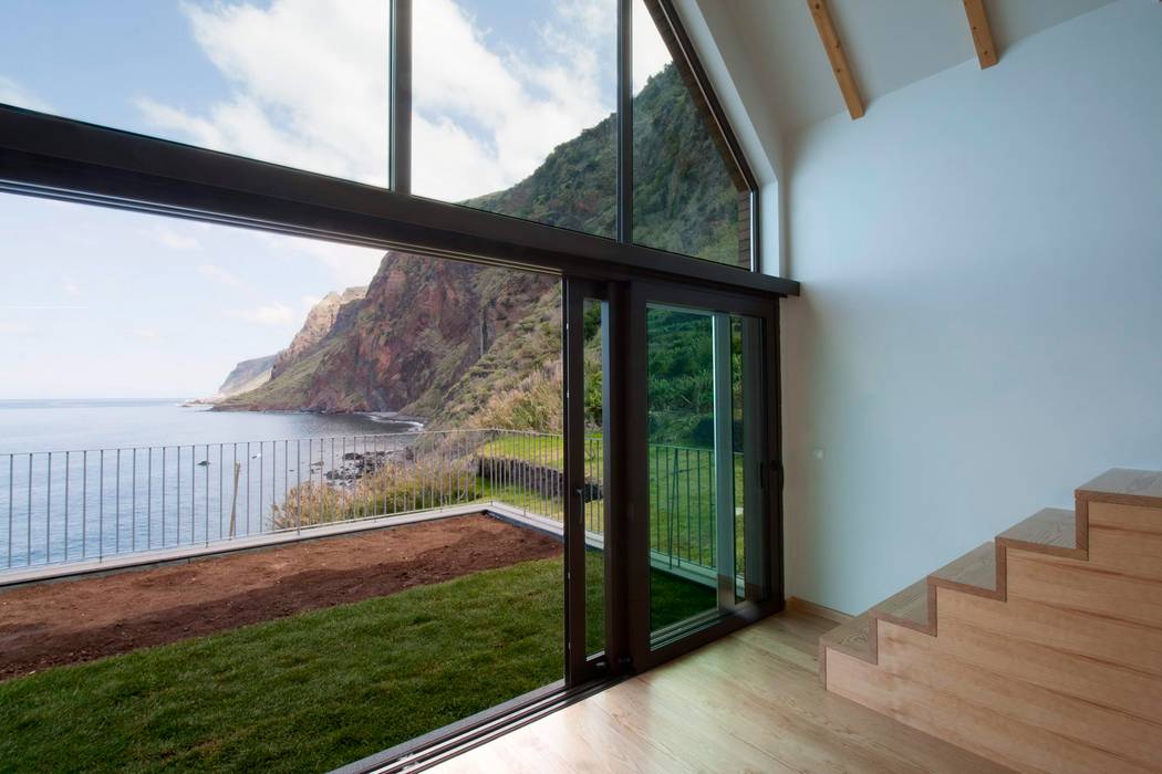 Casa com vista de cortar a respiração na Ilha da Madeira, Mayer & Selders Arquitectura Mayer & Selders Arquitectura مساحات تجارية فنادق