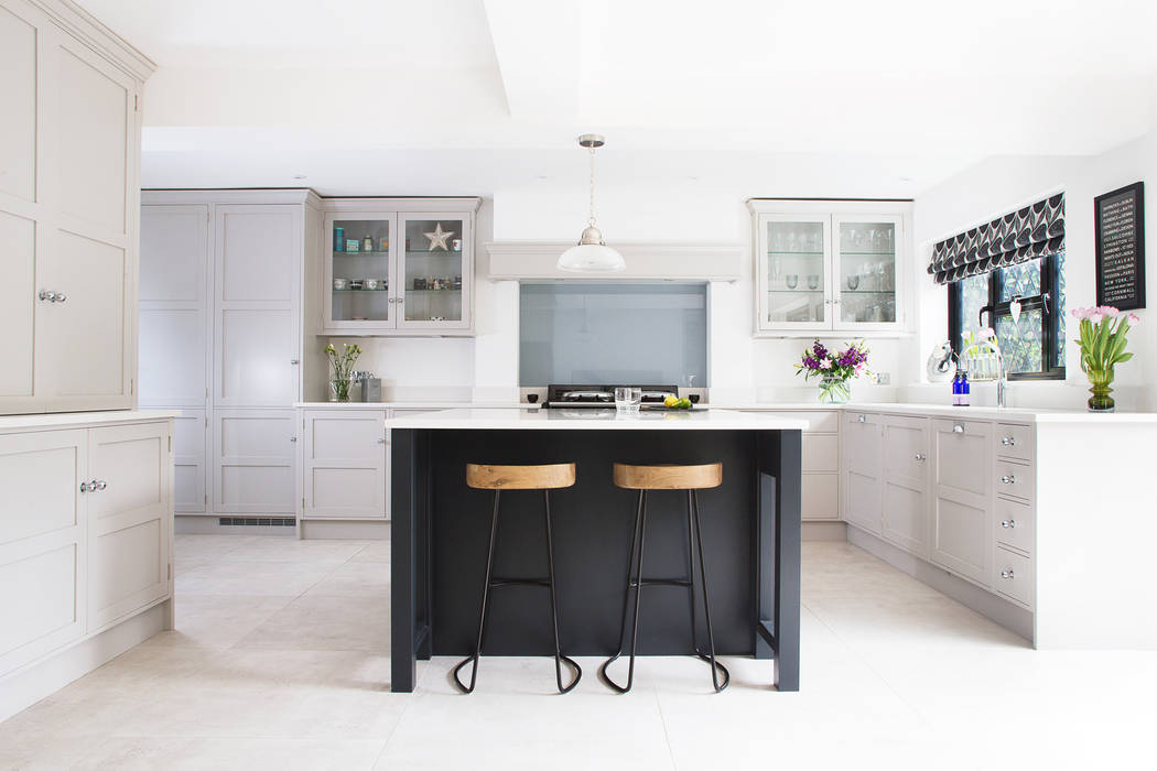 Classic, yet Contemporary Rencraft Cocinas de estilo clásico Kitchen,black kitchen,kitchen island,kitchen cabinet
