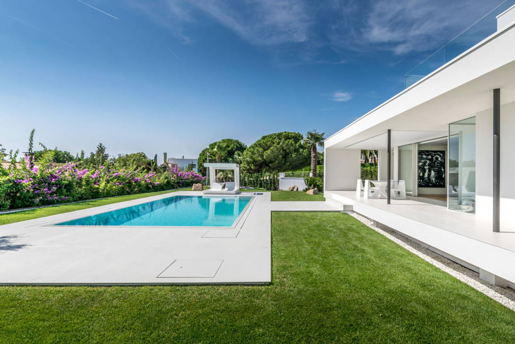 Herrero House Mediterranean style balcony, veranda & terrace by 08023 Architects Mediterranean