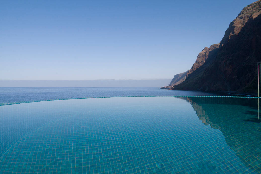 Casa com vista de cortar a respiração na Ilha da Madeira, Mayer & Selders Arquitectura Mayer & Selders Arquitectura مساحات تجارية فنادق