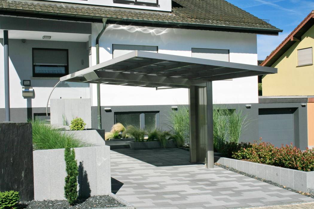 Designcarport aus Aluminium in Vorgarten integriert , Deutsche Carportfabrik GmbH & Co. KG Deutsche Carportfabrik GmbH & Co. KG Modern garage/shed Aluminium/Zinc