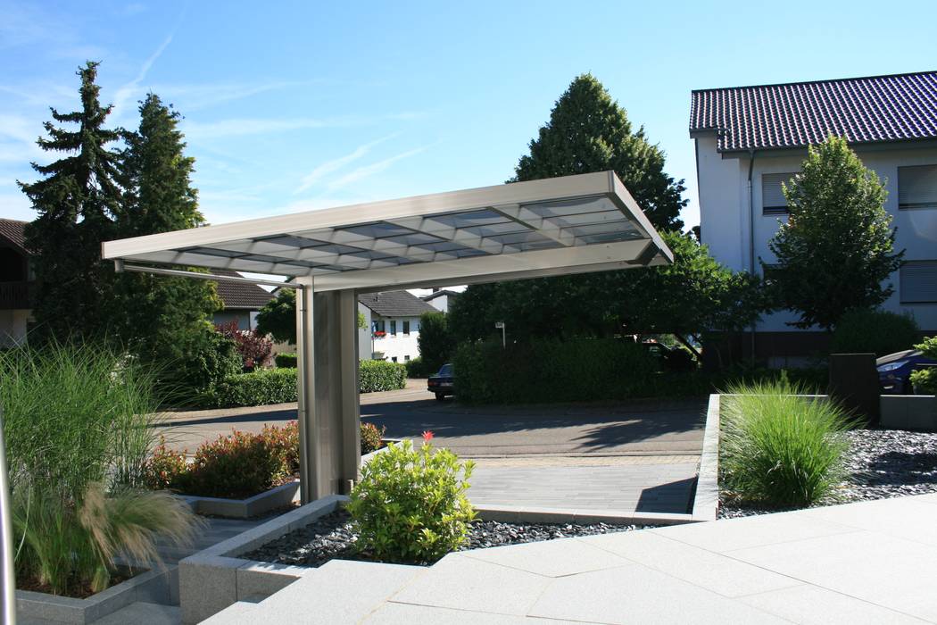 Designcarport aus Aluminium in Vorgarten integriert , Deutsche Carportfabrik GmbH & Co. KG Deutsche Carportfabrik GmbH & Co. KG Modern Garage and Shed Aluminium/Zinc