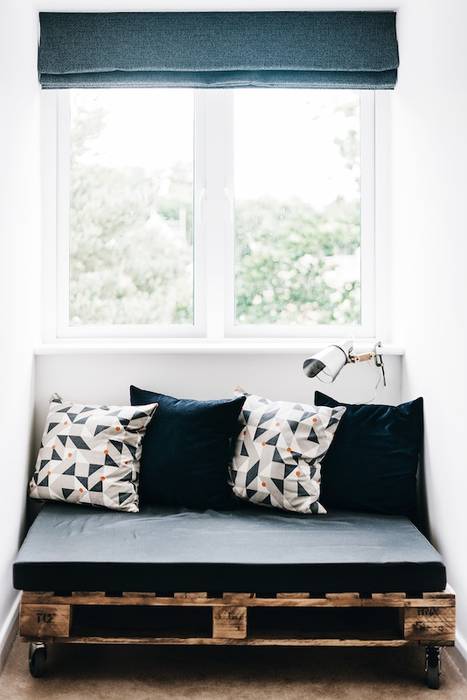 Industrial style reading nook Katie Malik Design Studio Camera da letto in stile industriale Industrial seating