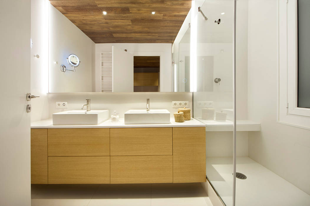 Suite for Ten, Egue y Seta Egue y Seta Mediterranean style bathrooms