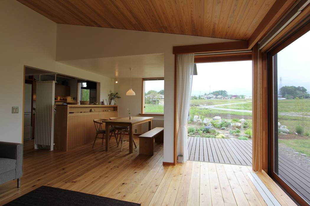 八ヶ岳を望む家, 藤松建築設計室 藤松建築設計室 Scandinavian style dining room Tables