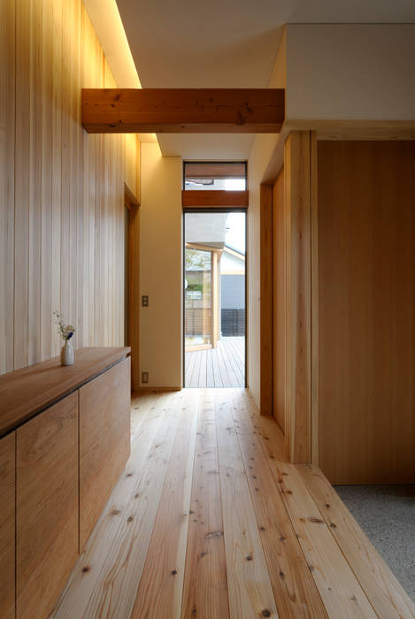 長野県長野市（中越の家）, 藤松建築設計室 藤松建築設計室 Scandinavian style corridor, hallway& stairs Storage