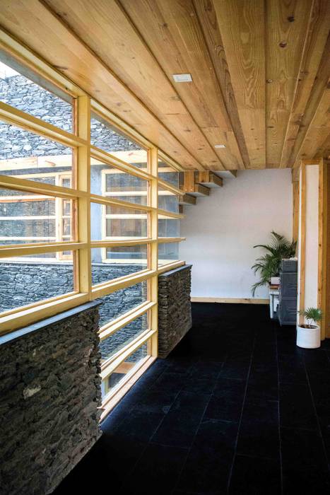 Manuj Agarwal Architects Residence cum Studio, Dehradun Manuj Agarwal Architects Country style walls & floors