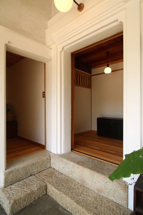 A家 土蔵の再生, 池内建築図案室 池内建築図案室 Eclectic style corridor, hallway & stairs