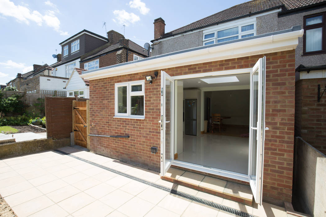 Big doors out into the garden homify Modern houses patio doors