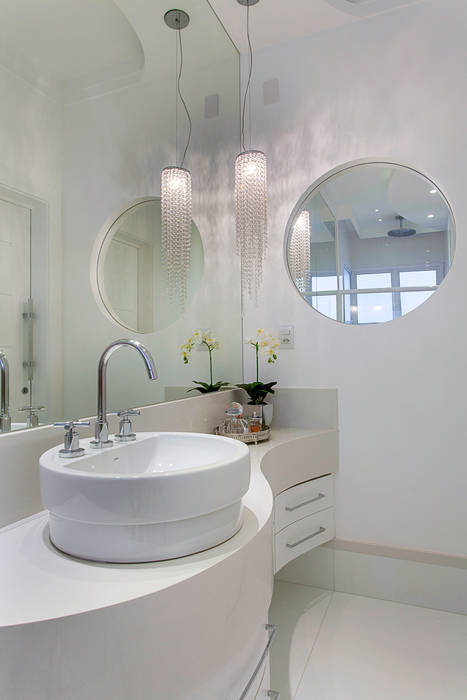 homify Modern bathroom Marble