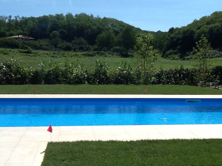 UNA RESIDENZA ESTIVA TRA MARE E CAMPAGNA: MATERIALI BIO E NATURALI, SERENA ROMANO' ARCHITETTO SERENA ROMANO' ARCHITETTO Piscina moderna