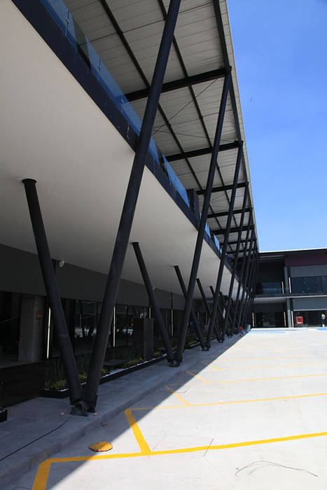 Plaza Básica, PASQUINEL Studio PASQUINEL Studio Pasillos, vestíbulos y escaleras industriales