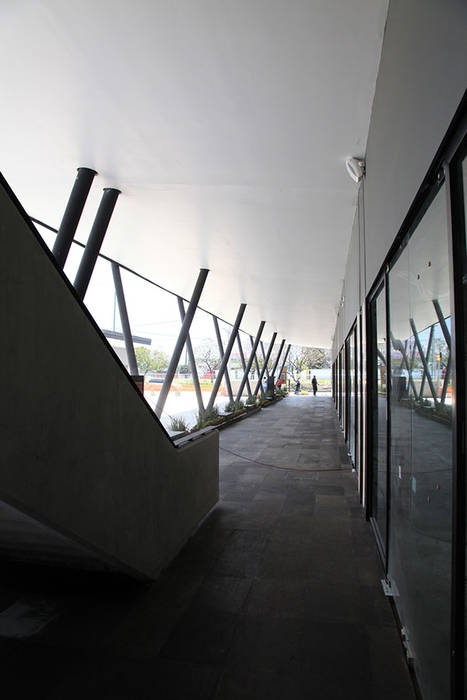 Plaza Básica, PASQUINEL Studio PASQUINEL Studio Pasillos, vestíbulos y escaleras industriales
