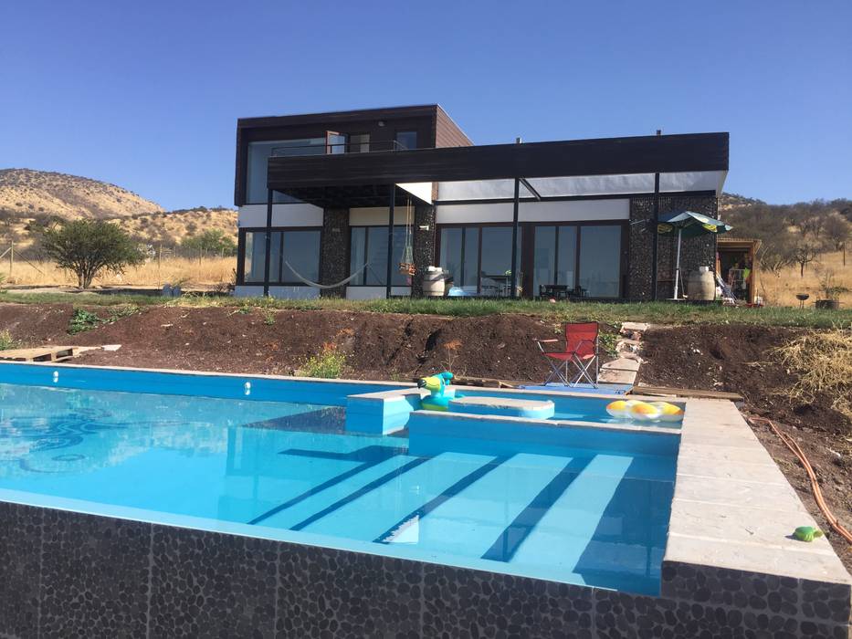 Casa en lo alto, piscina amplia mas abajo con bar incorporado homify Albercas modernas Concreto