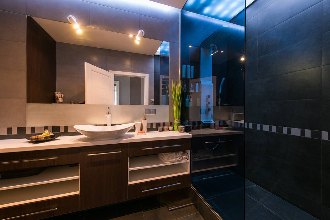 homify Industrial style bathrooms