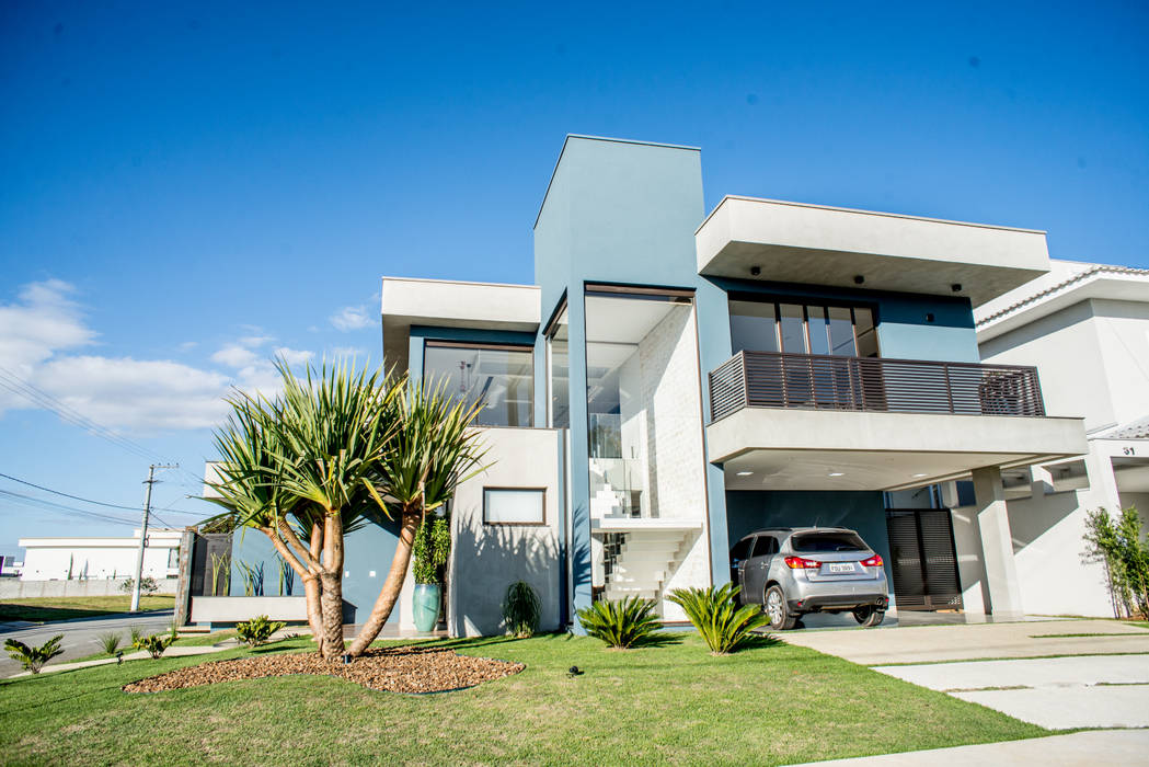 Contemporânea e de volumetria imponente, Camila Castilho - Arquitetura e Interiores Camila Castilho - Arquitetura e Interiores Modern houses