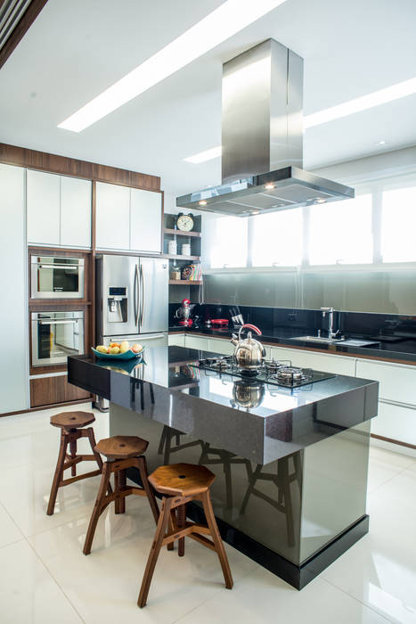 Contemporânea e de volumetria imponente, Camila Castilho - Arquitetura e Interiores Camila Castilho - Arquitetura e Interiores Cocinas modernas