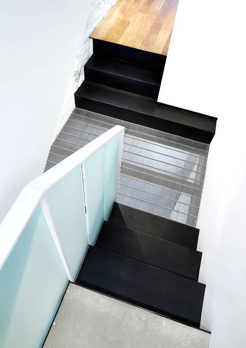 Salt + Pepper House, KUBE architecture KUBE architecture Modern corridor, hallway & stairs