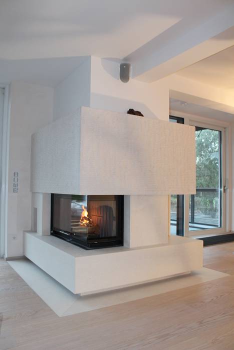 Großer eckkamin mit hochwertiger natursteinverkleidung moderne