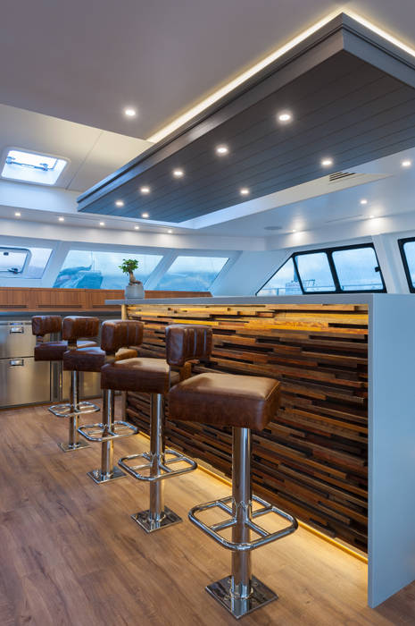 CATAMARAN INTERIOR, ONNAH DESIGN ONNAH DESIGN Kapal Pesiar & Jet Gaya Mediteran Kayu Wood effect