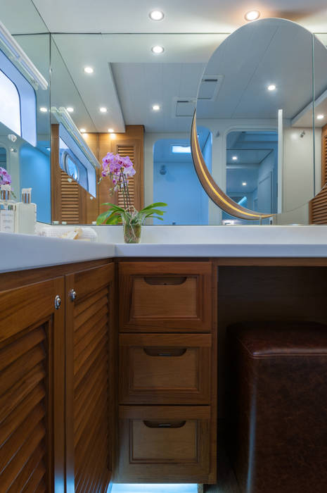 Main en suite bathroom ONNAH DESIGN Yachts & jets Wood Wood effect