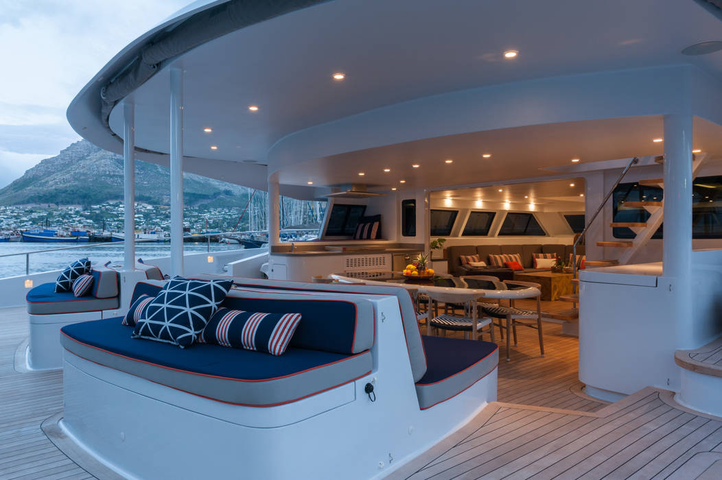 Outdoor chill and dining area ONNAH DESIGN Mediterranean style yachts & jets