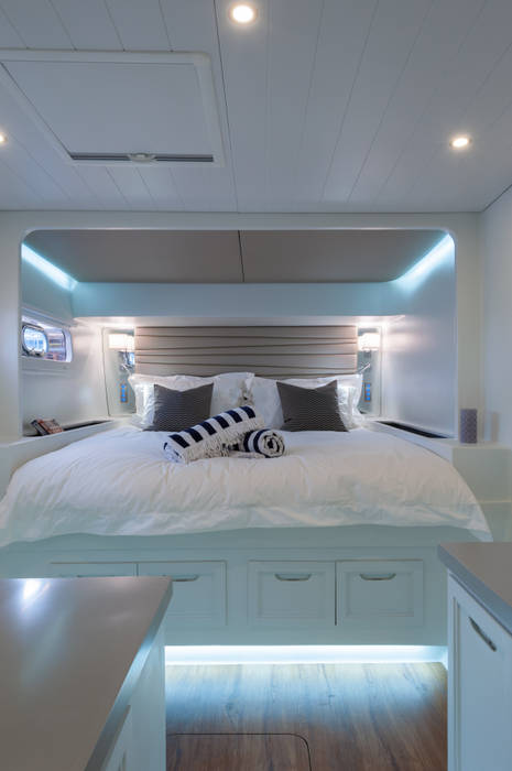 CATAMARAN INTERIOR, ONNAH DESIGN ONNAH DESIGN Du thuyền & phi cơ phong cách Địa Trung Hải