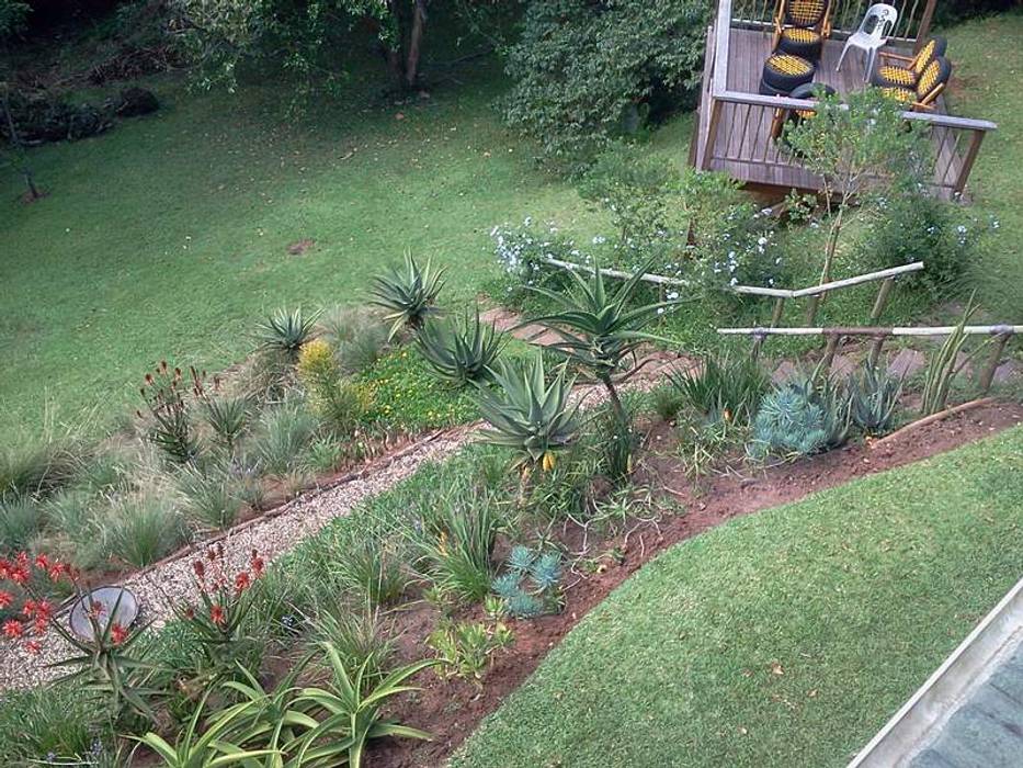 AN INDIGENOUS KLOOF GARDEN, Paul's Plantscapes Landscapes Paul's Plantscapes Landscapes Country style garden