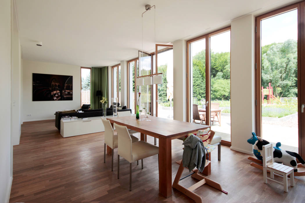 Essbereich ARCHITEKTEN BRÜNING REIN Moderne Esszimmer Tabelle,Pflanze,Möbel,Gebäude,Holz,Innenarchitektur,Wohnzimmer,Fenster,Bodenbelag,Umhauen