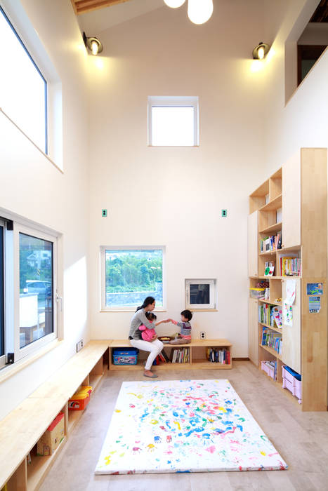 세아이의 보석상자 - 거제 WOODCUBE, 주택설계전문 디자인그룹 홈스타일토토 주택설계전문 디자인그룹 홈스타일토토 Modern living room
